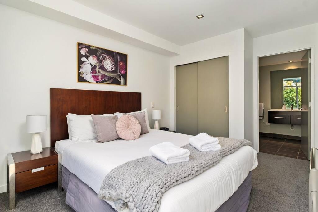 Toru - Eclectic Apartment With Delightful Lake Views Queenstown Zewnętrze zdjęcie