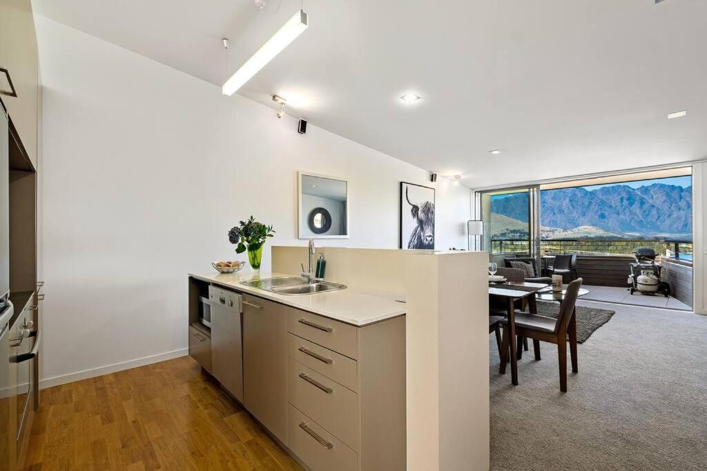 Toru - Eclectic Apartment With Delightful Lake Views Queenstown Zewnętrze zdjęcie