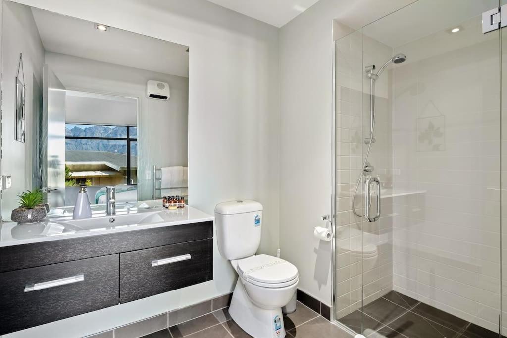 Toru - Eclectic Apartment With Delightful Lake Views Queenstown Zewnętrze zdjęcie